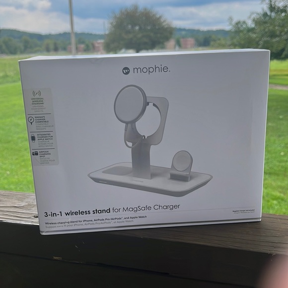 Mophie 3-in-1 charger for apple with apple mag charger included